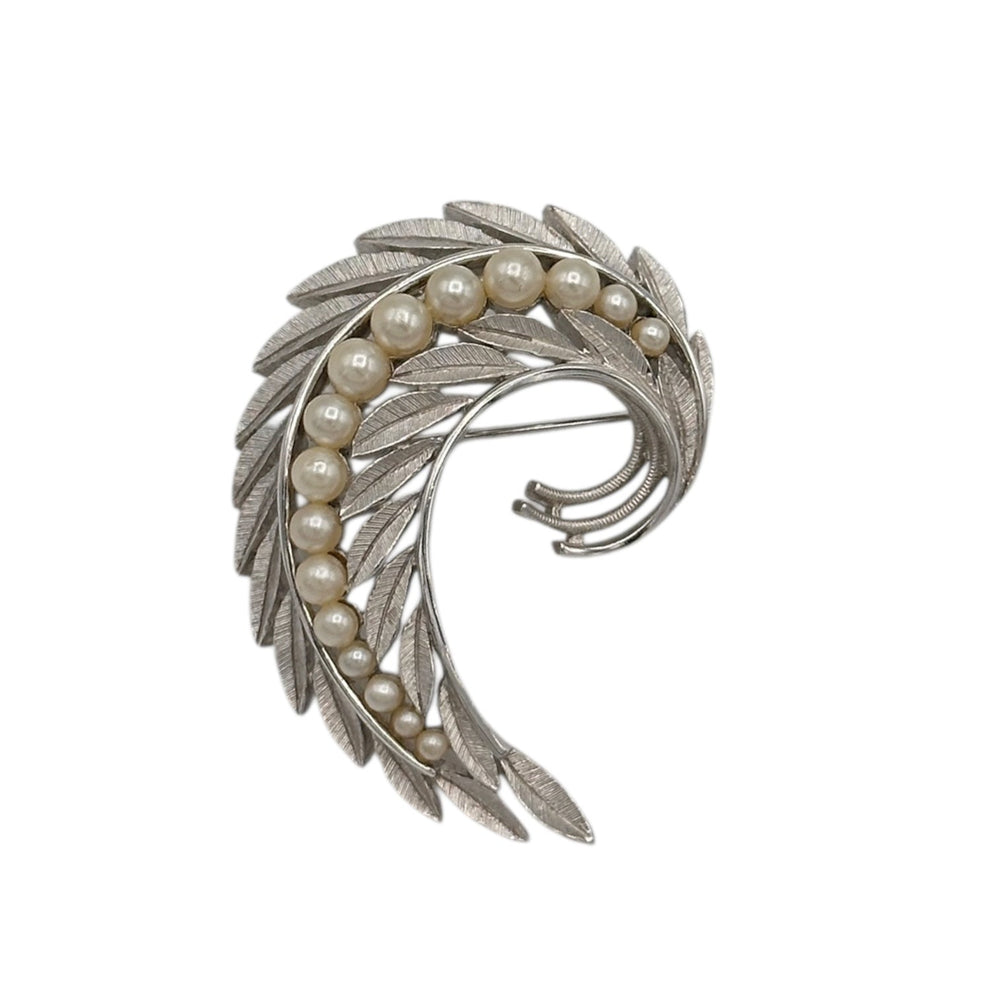 Brooches & PinsVintage Trifari 1960s Silver Plated Classic Leaf Brooch