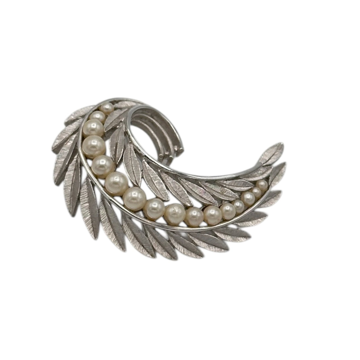 Brooches & PinsVintage Trifari 1960s Silver Plated Classic Leaf Brooch