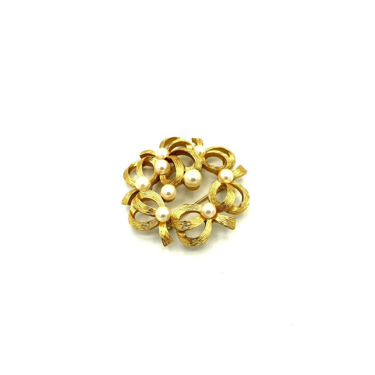 update alt-text with template Vintage Gold Trifari Classic Ribbon Pearl Brooch-Brooches & Pins-Trifari-[trending designer jewelry]-[trifari jewelry]-[Sustainable Fashion]