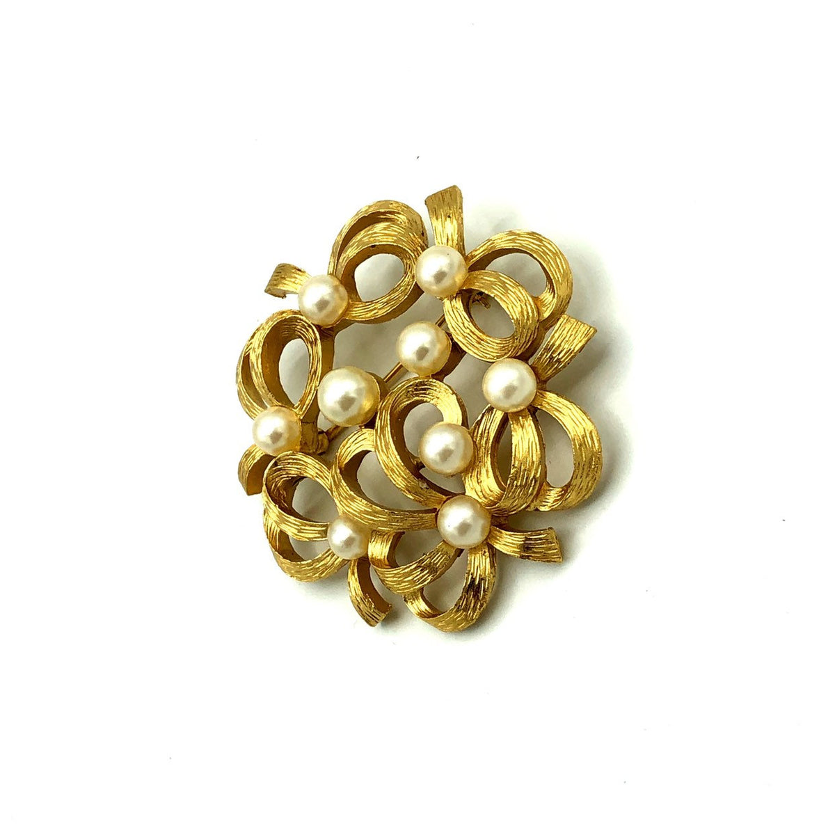 update alt-text with template Vintage Gold Trifari Classic Ribbon Pearl Brooch-Brooches & Pins-Trifari-[trending designer jewelry]-[trifari jewelry]-[Sustainable Fashion]