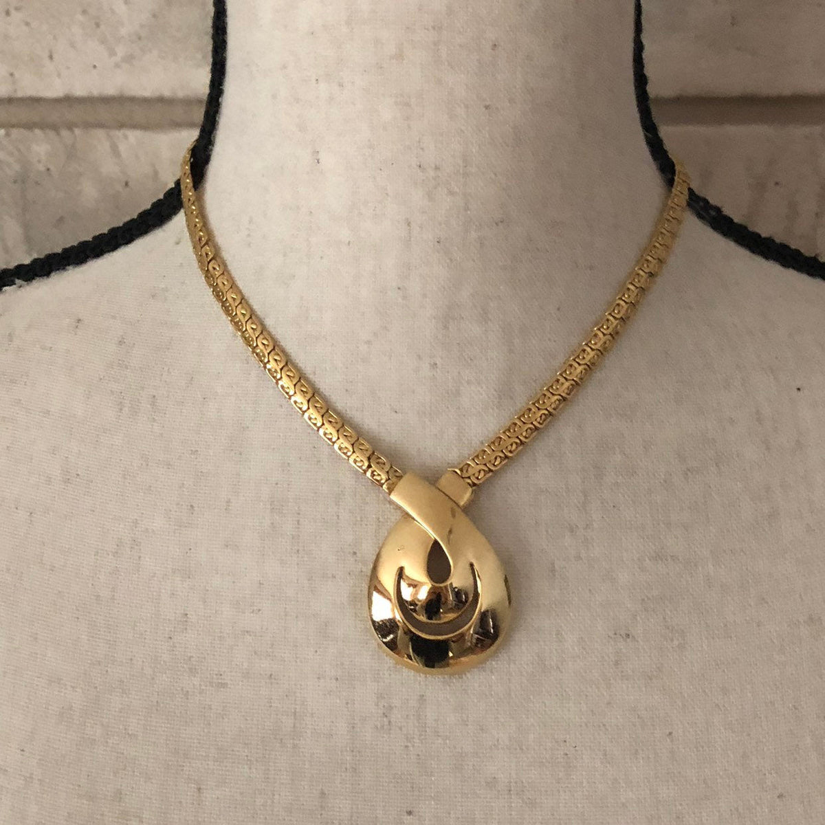 Vintage Napier Gold Chain Teardrop Necklace - 24 Wishes Vintage Jewelry